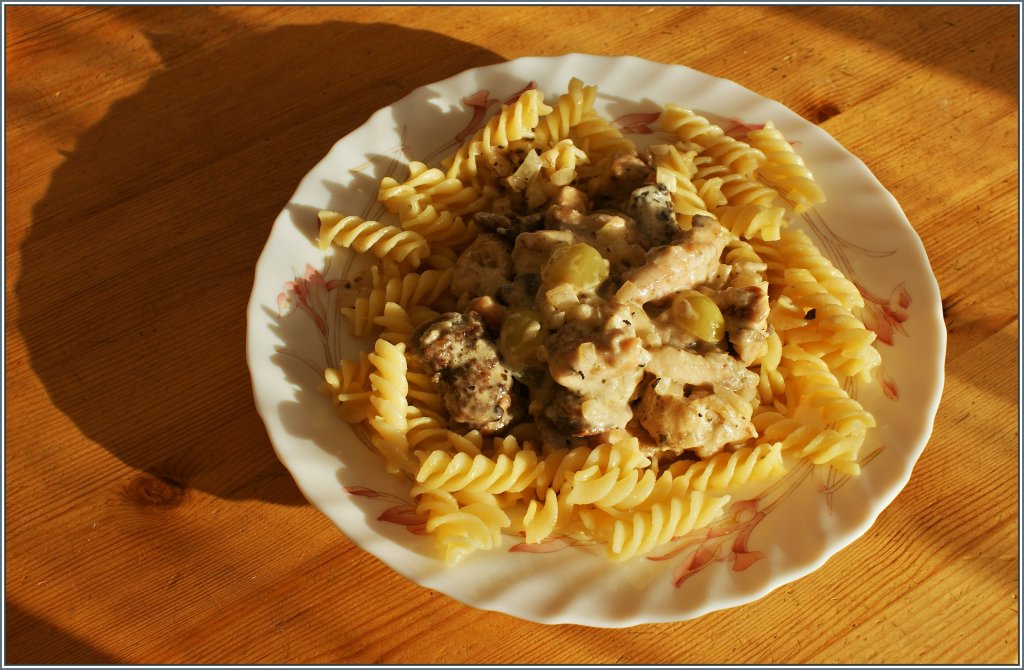 Pouletgeschnetzeltes  la vigneronne, eine Lieblingsspeise von Stefan (und mir). Wir wnschen allseits guten Appetit.
(16.02.2013)