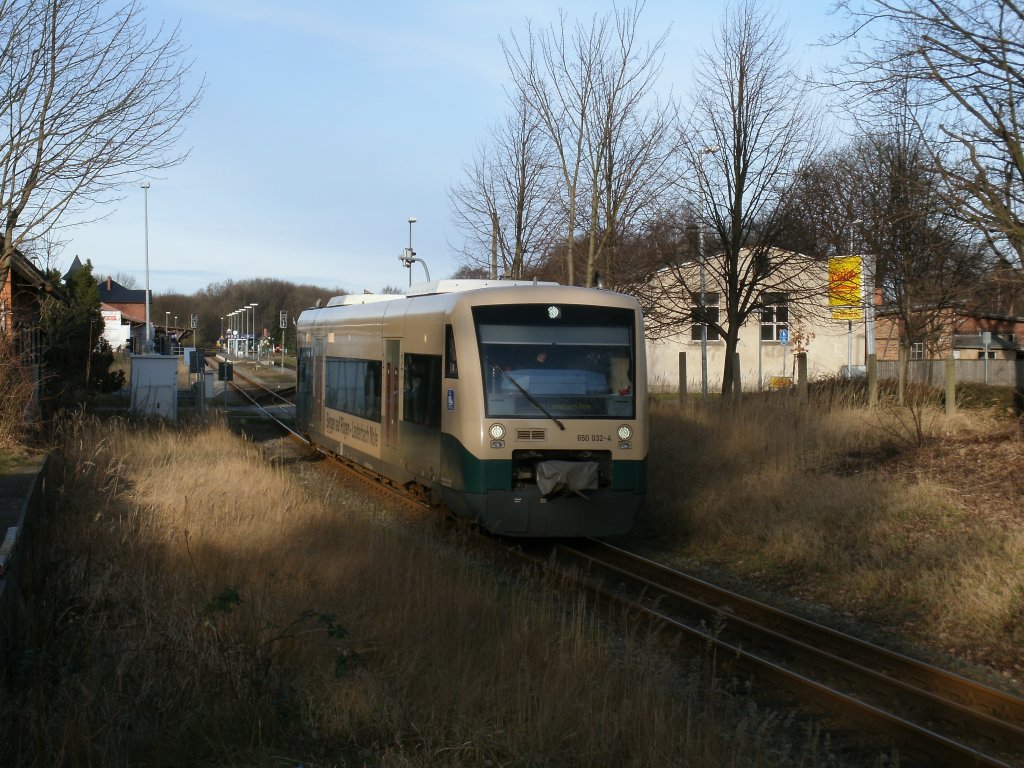 PRESS VT650 032-4 als PRE 81269 Bergen/R�gen-Lauterbach Mole,am 15.Januar 2012,bei der Ausfahrt aus Putbus.