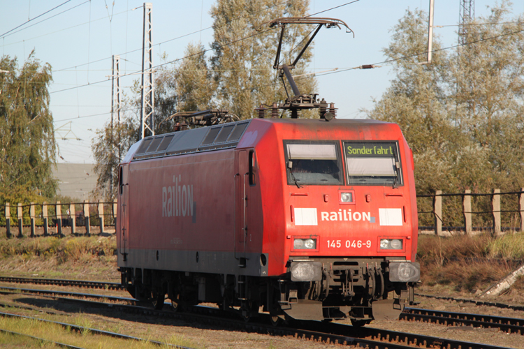 Railion 145 046-9 als Sonderfahrt bekam im Kombiwerk Rostock-Seehafen etwas auslauf.16.10.2011