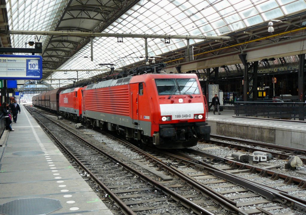 Railion 189 049-0 mit Schwesterlok. Amsterdam Centraal Station 27-05-2011.