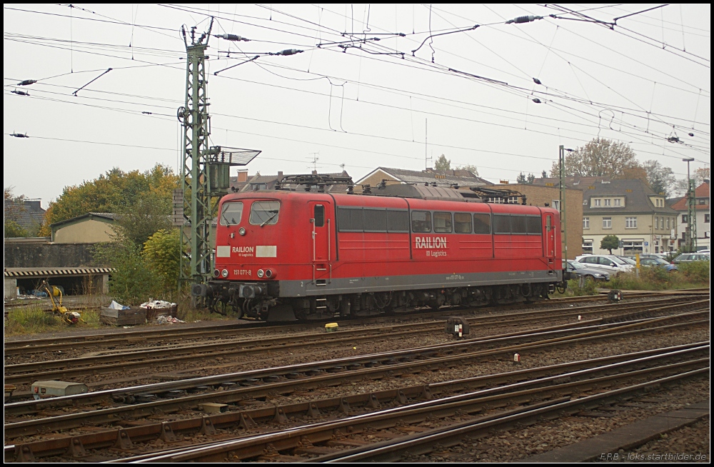 RAILION DB Logistics 151 071-8 steht noch abgestellt auf einem Seitengleis, wird aber in K�rze eine Leistung �bernehmen (gesehen Bebra 14.10.2010)