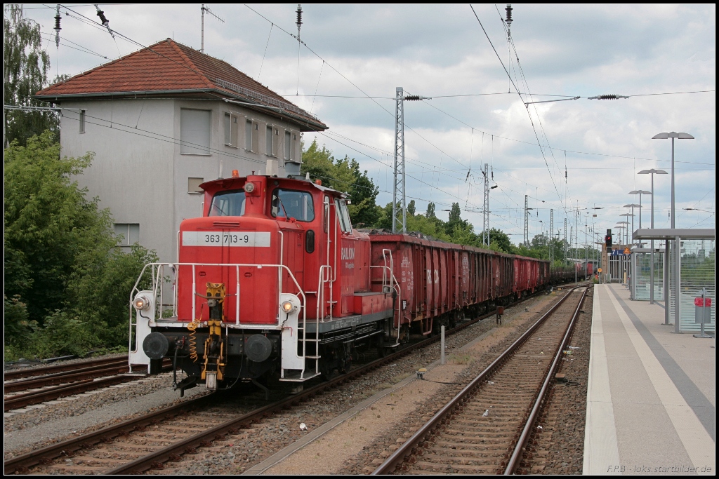 RAILION Logistics 363 713-9 rangiert mit einem gemischtem Gterzug im Gleisvorfeld (gesehen Hennigsdorf 14.06.2010)