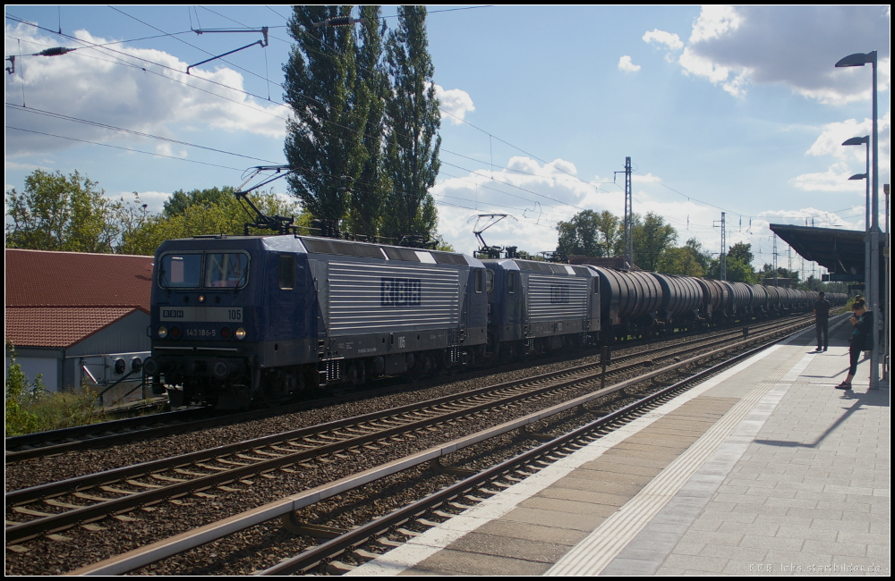 RBH 105 / 143 186-5 und RBH 123 mit einem Kesselzug am 13.09.2012 im Gegenlicht in Berlin-Karow
<br><br>
- Update: ++ 08.2018 bei Fa. Bender, Opladen
