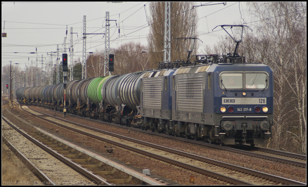 RBH 126 / 143 217 mit der Schwesterlok RBH 125 und einem Kesselwagen-Zug am 08.04.2013 in Berlin-Karow
<br><br>
- Update: ++ 08.2018 bei Fa. Bender, Opladen