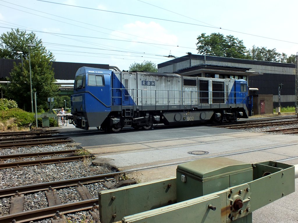 RBH-Lok 902 (92 80 1273 003-4 D-RBH) am 16.7.13 am Bahn�bergang am RBH-Betriebswerk.