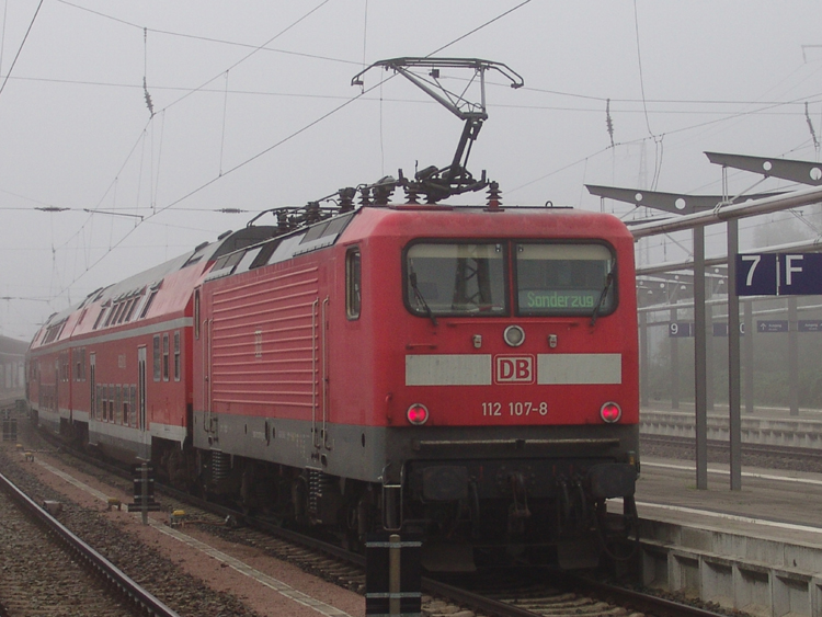 RE 33070 von Rostock Hbf Richtung Potsdam kurz vor der Abfahrt um 08.43 Uhr im Rostocker Hbf(11.09.10)