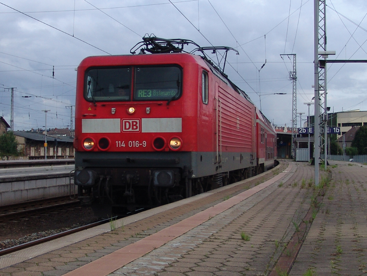 RE 38349 von Stralsund Richtung Elsterwerda bei der Ausfahrt um 08.13Uhr im Bahnhof Stralsund.(28.08.10)