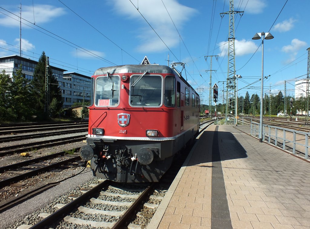 Re 4/4  11127 hat am 31.7.13 einen Intercity aus Z�rich nach Singen gebracht und wartet nun darauf, abgestellt zu werden.
