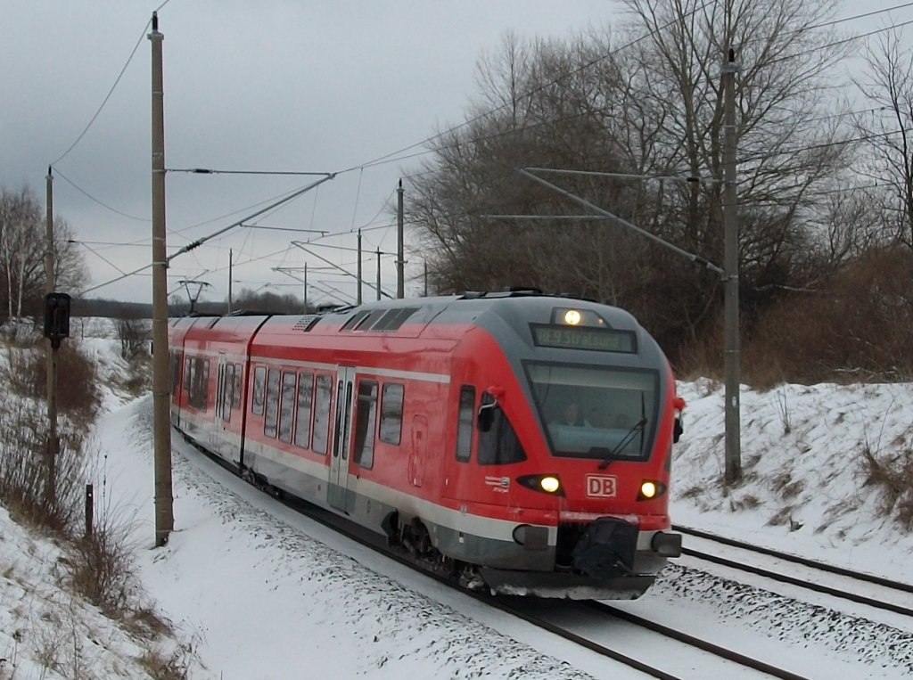 RE Binz-Stralsund am 15.Dezember 2010 vor Bergen/R�gen gefahren von 429 030.