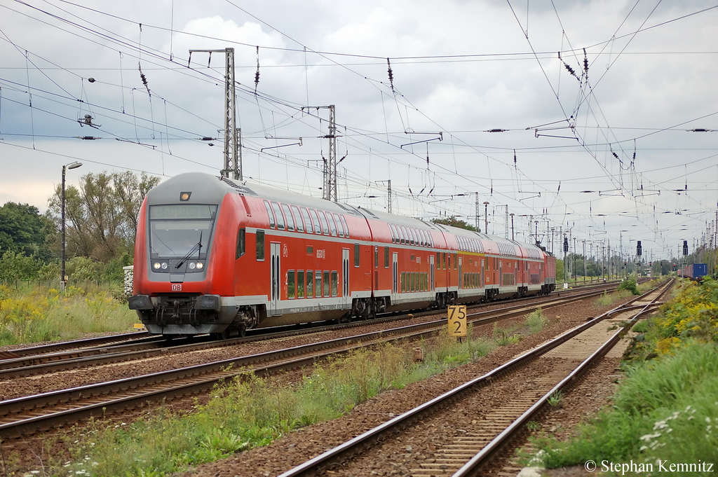RE1 (RE 18122) von Frankfurt(Oder) nach Magdeburg Hbf in Priort am 29.08.2011. Vom 26.08.2011 bis zum 05.09.2011 entfallen wegen Bauarbeiten die Halte in Berlin-Wannsee und in Potsdam und der RE1 wird deshalb �ber den Westlichen Berliner Au�enring (BAR) umgeleitet und h�lt in Golm.