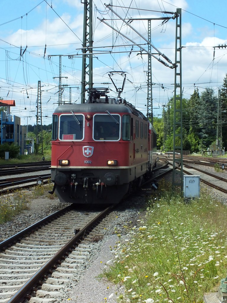 Re4/4  11302 f�hrt am 31.7.13 mit einem Intercity nach Stuttgart in den Bahnhof Singen (Hohentwiel) ein.