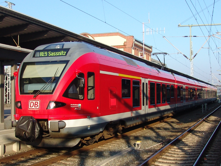 RE9 von Rostock Hbf Richtung Sassnitz kurz vor der Ausfahrt im Rostocker Hbf.(09.10.10) 