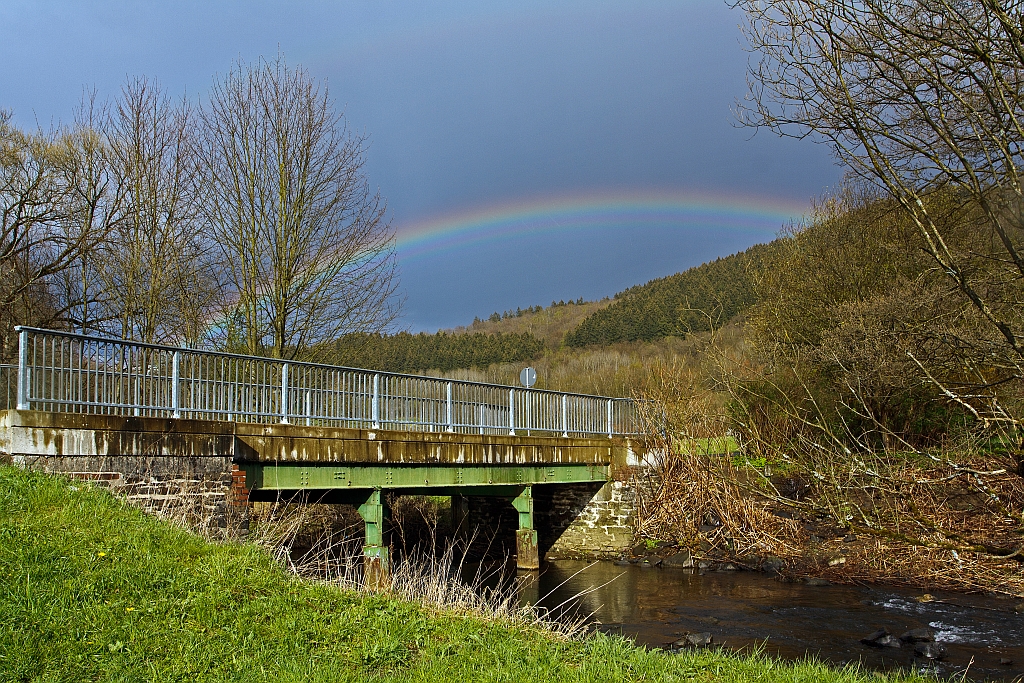 Regenbogen �ber dem Hellertal am 24.04.2012 bei Herdorf-Sassenroth. Einfach nur Aprilwetter gerade Sonnenschein und einen Moment sp�ter wieder Regen. 
Im Vordergrund die Heller, die in Betzdorf in die Sieg m�ndet.