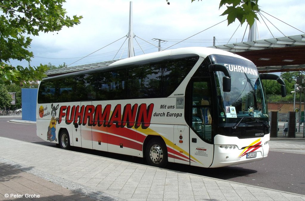 Reisebus Neoplan Tourliner, Reisedienst Fuhrmann aus Rennau, fotografiert am ZOB Magdeburg (Zentraler Omnibusbahnhof) am 23.6.2012 --> Der Bus war an diesem Tag als Schienenersatzverkehr f�r den HEX (Harz-Elbe-Express) unterwegs.