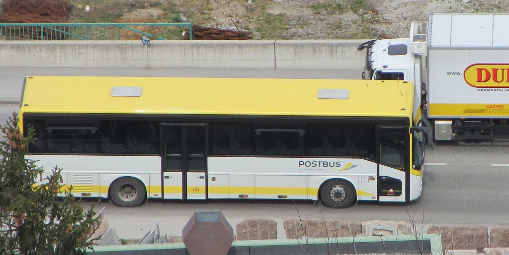 Renault Irisbus (Ares) begegnet LKW auf der Bundesstra�e bei Brixlegg.(4.4.2012)