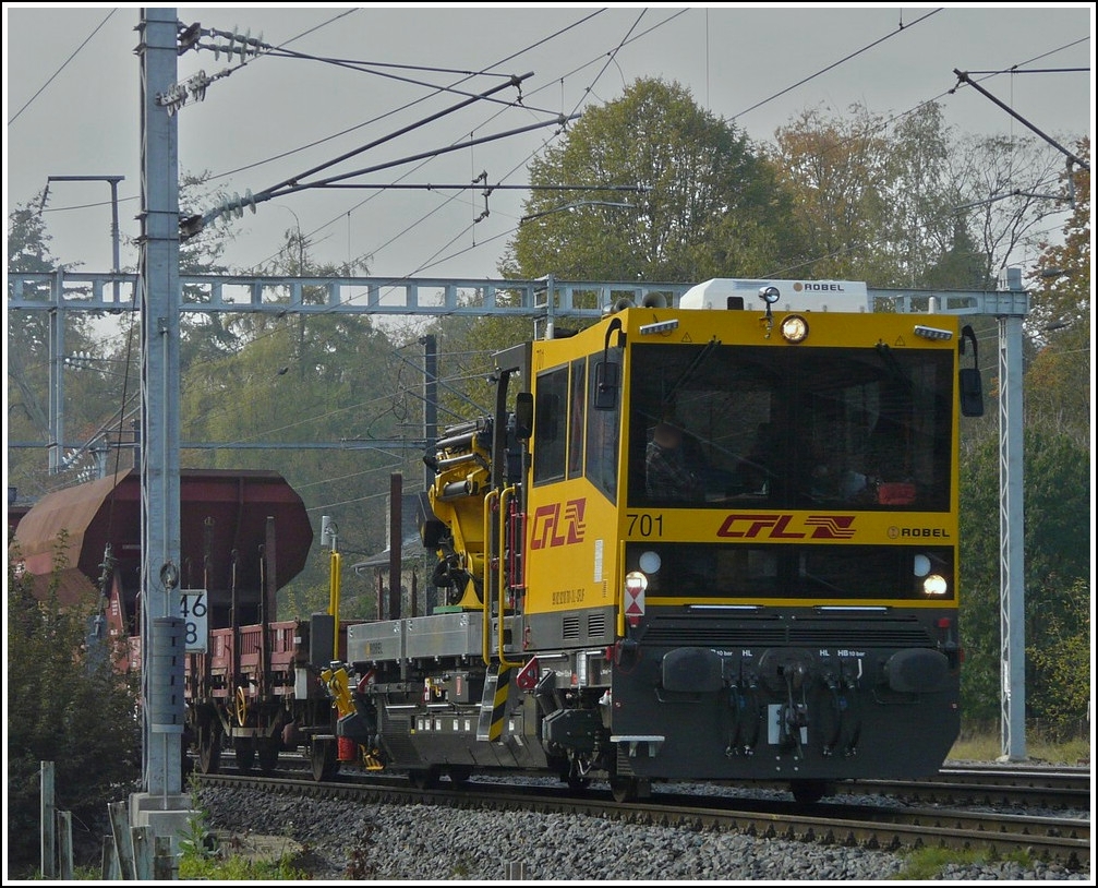 ROBEL IIF 701 fhrt am 24.10.2011 in den Bahnhof von Ettelbrck ein. In den Jahren 2010 bis 2011 bekam die CFL 22 Instandhaltung- und Interventionsfahrzeuge (IIF) und Zubehr im Gesamtwert von rund 25.000.000 . Die Fahrzeuge wurden im ROBEL-Werk in Freilassing gebaut. Die IIF sind Gleiskraftwagen, also vollwertige Traktionsfahrzeuge, die Steuerwagen knnen in Eigentraktion nur bis 30 km/h (Rangiergeschwindigkeit) fahren, sind aber als STW fr 100 km/h geschoben oder gezogen zugelassen. (Hans)