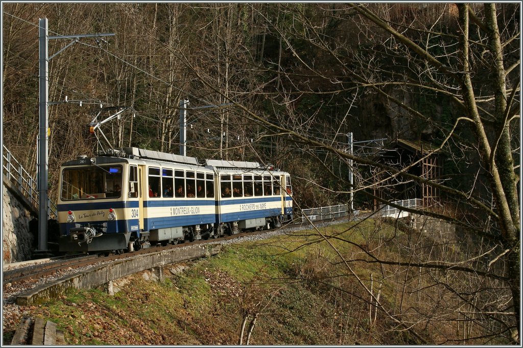 Rochers de Naye Triebwagen am 23. Dez. 2012 zwischen Glion und Montreux. 