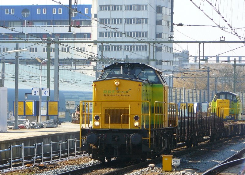 Rotterdam Rail Feeding (RRF) Lok fhrt durch Rotterdam centraal station am 10-03-2010.