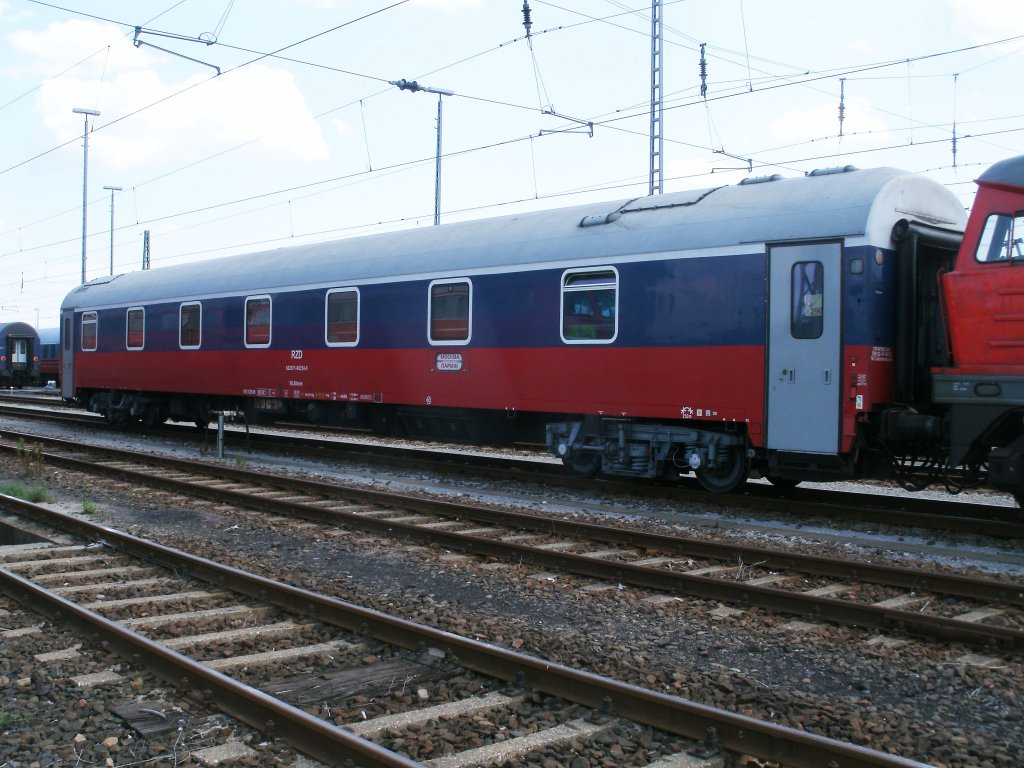 Russischer Schlafwagen als Kurswagen aus Paris nach Moskau wurde,am 12.Juni 2011,in Berlin Grunewald an den D 443 Berlin Zoo-Moskau mit angeh�ngt.