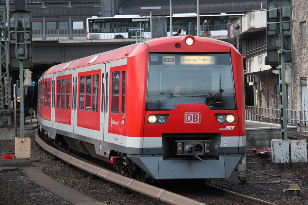 S 31 von Hamburg-Altona(S)nach Hamburg-Harburg Rathaus bei der Ausfahrt im Bahnhof Hamburg Hbf(S-Bahn).10.03.2012