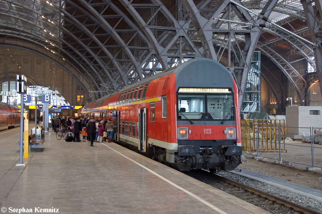 S-Bahn HALLEIPZIG S10 (S 37048) von Leipzig Hbf nach Halle(Saale)Hbf im Leipziger Hbf und geschoben hatte die 143 192-3. 19.01.2013