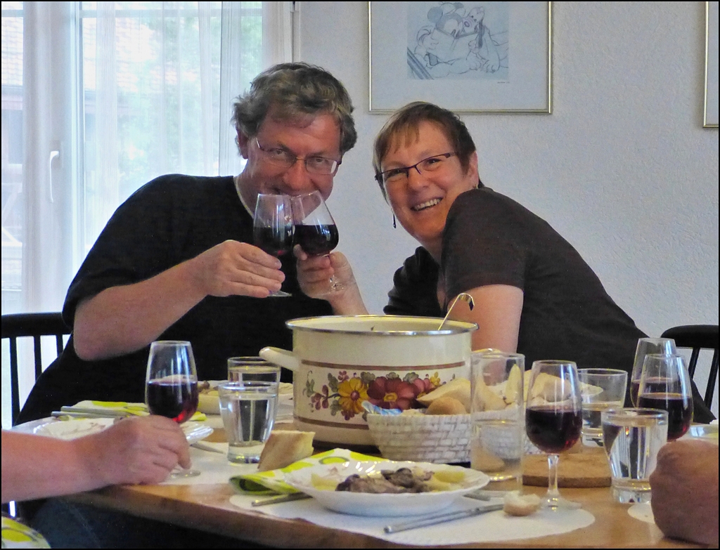 Sant und recht herzliche Glckwnsche zu Eurem silbernen Jubilum. Mit diesem Bild mchten wir uns bedanken fr die vielen wunderschnen Stunden, die wir bereits in Eurer Gesellschaft verbringen durften. Merci auch fr das exquisite Abendessen im Restaurant Le Pavillon in Vevey, durch welches uns die Ehre zuteilwurde Euer Jubilum mit Euch zu feiern. Wir wnschen Euch noch ganz viele glckliche Jahre miteinander und freuen uns jetzt schon auf die Feier Eurer Goldenen Hochzeit. Hans und Jeanny