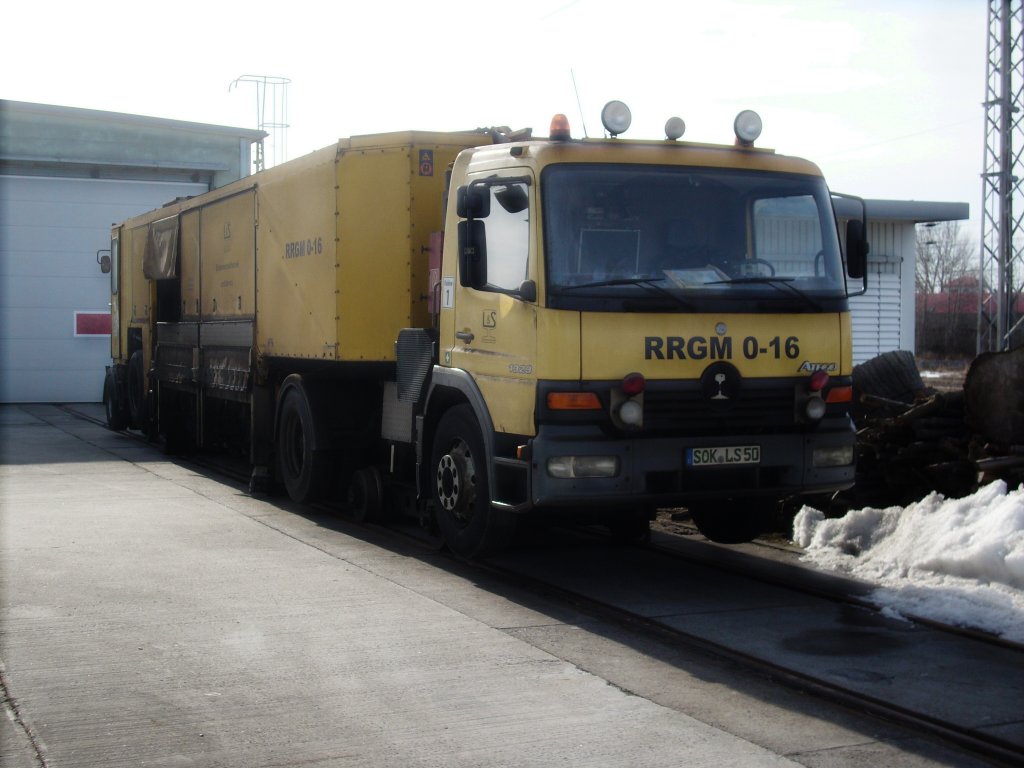 Schienenschleifmaschine am 16.M�rz 2010 in Bergen/R�gen.