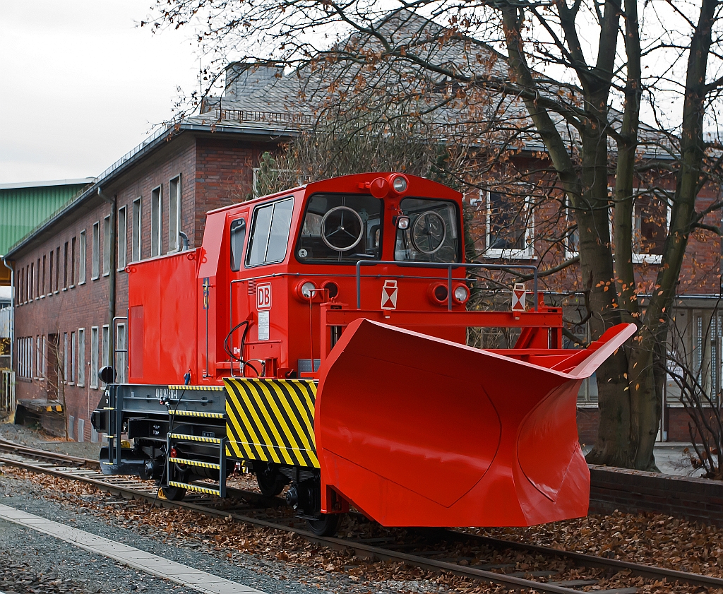 Schneepflug BA 851 (Fabr. Beilhack) der DB Netz AG, Schweres Nebenfahrzeug 40 80 947 5 181-0, hier am 26.11.2011 abgestellt in Siegen-Eintracht.

Nach den Stationierungen in Kreuztal und in Weidenau ist der Siegener Schneepflug nun dauerhaft im Bahnhof Eintracht der Kreisbahn Siegen-Wittgenstein (KSW) geparkt. Auch wird das Fahrzeug mit den Diesellokomotiven der KSW eingesetzt - denn die Schneepflge haben keinen eigenen Antrieb und mssen daher immer von einer Lok geschoben werden.

Der bisher in Gelb lackierte Siegener Schneepflug wurde 1977 bei der Maschinenfabrik Beilhack in Rosenheim gefertigt. Das zweiachsige Gert verfgt ber einen sogenannten Innenpflug in Form eines festen Dreieckpfluges mit beidseitigem Auswurf. Von diesem Typ (Bauart 851) sowie einer Schwesterbauart sind insgesamt 13 Exemplare im Einsatz. Mit diesen  Fahrzeugen knnen Rumfahrten mit einer maximalen Geschwindigkeit von 50 km/h durchgefhrt werden. 