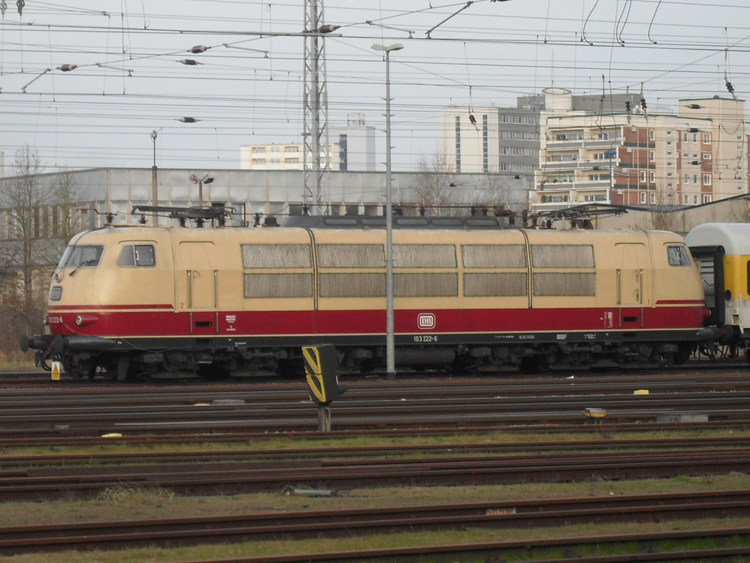 Schnen Start in die Woche bescherte mir 103 222-6 die immer noch in Rostock auf den nchsten Einsatz gewartet hat.(11.04.2011)