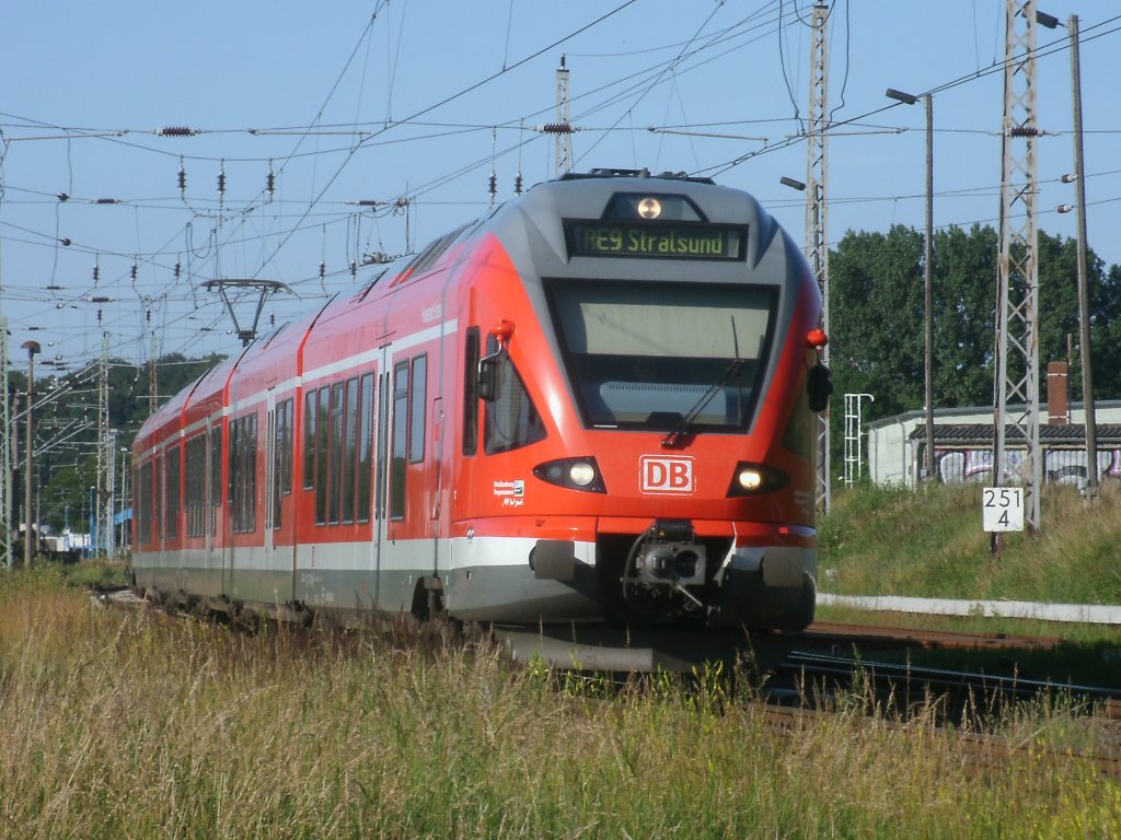 Schon die Streckenh�chstgeschwindigkeit von 90 km/h hatte der 429 028, beim Verlassen von Bergen/R�gen,am 27.Juni 2011,drauf. 