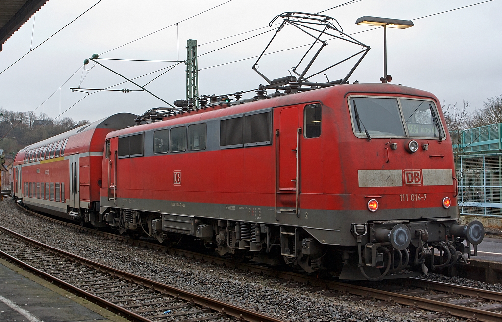 Schublok 111 014-7 am 28.12.2011 mit dem RE 9 (Rhein-Sieg-Express) beim Halt im Bahnhof Betzdorf/Sieg, danach geht es weiter in Richtung Kln - Aachen.