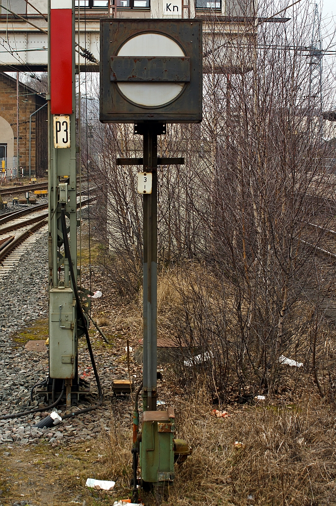 Schutzsignal (Sh), hier am 10.03.2012 im Bahnhof Kreuztal (Gleis 3). 
Hier als Formsignal, es zeigt Sh 0 - Halt ! - Fahrverbot.  
Schutzsignale werden verwendet als Sperrsignale und dienen dazu, ein Gleis abzuriegeln. Sie gelten fr Zug- und Rangierfahrten.