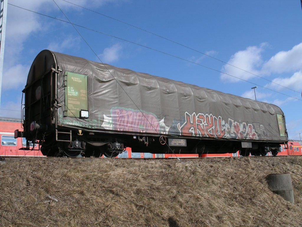 Schwedischer Schiebeplanwagen,von GreenCargo,Rilns 31 74 354 6 032-2 am 29.Mrz 2011 in Mukran