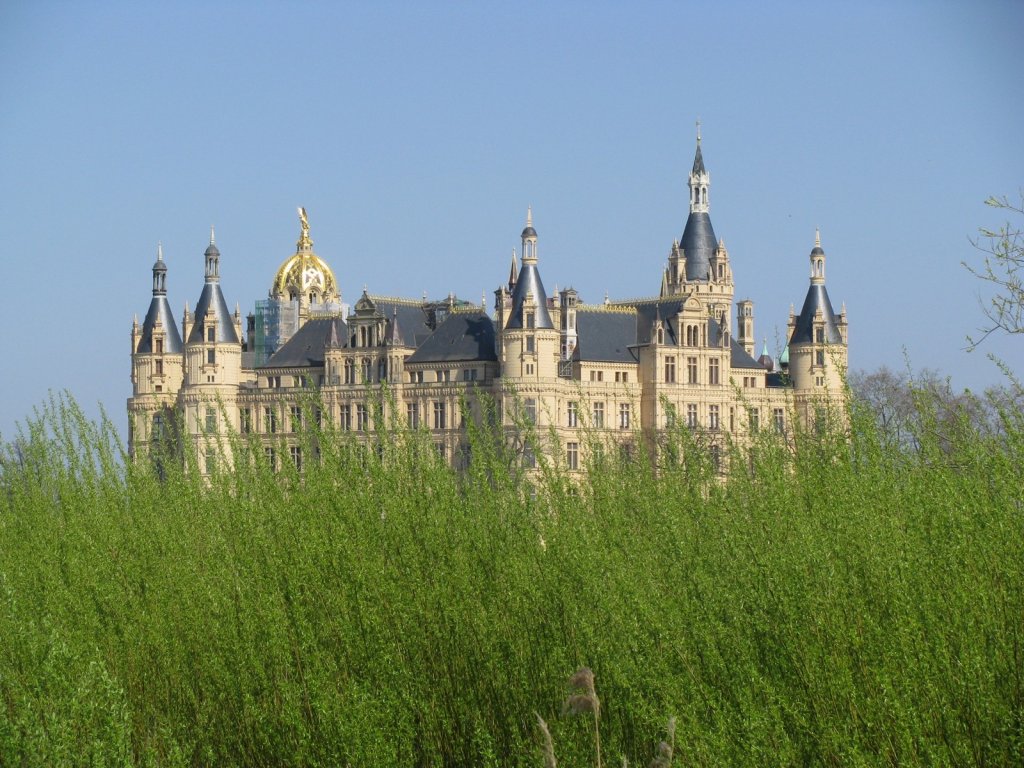 Schweriner Schlo� im frischen Fr�hjahrsgr�n