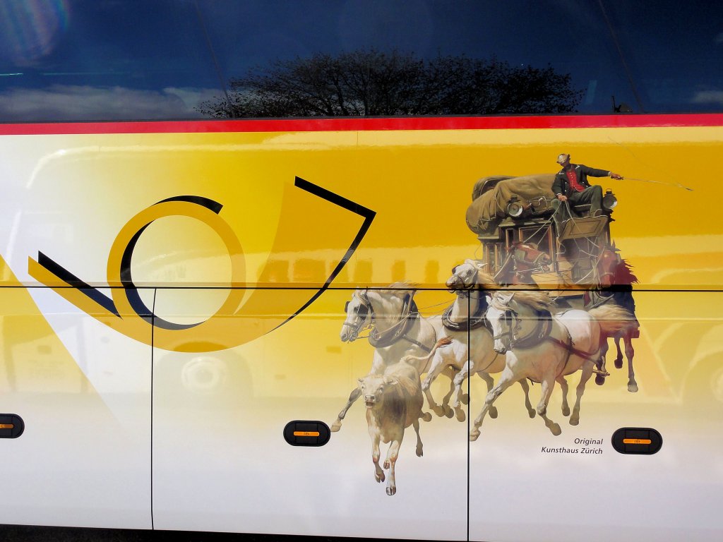 Seitendekor des NEOPLAN STARLINER von der Schweizer Post am 13.4.2013 in Krems an der Donau.