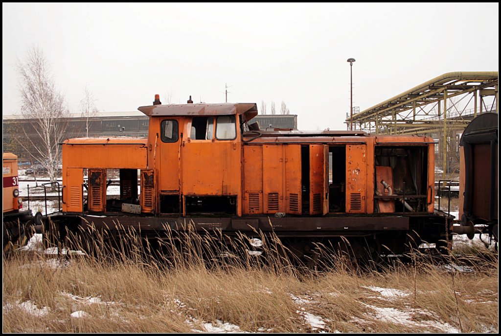 Selbst ihren Einsatz als Ersatzteilspender hat diese V60D hinter sich gebracht und rostet auf dem Freigel�nde von EKO vor sich hin. Um welche EKO-Lok es sich handelt war leider nicht mehr feststellbar (gesichtet Eisenh�ttenstadt 24.12.2009)
