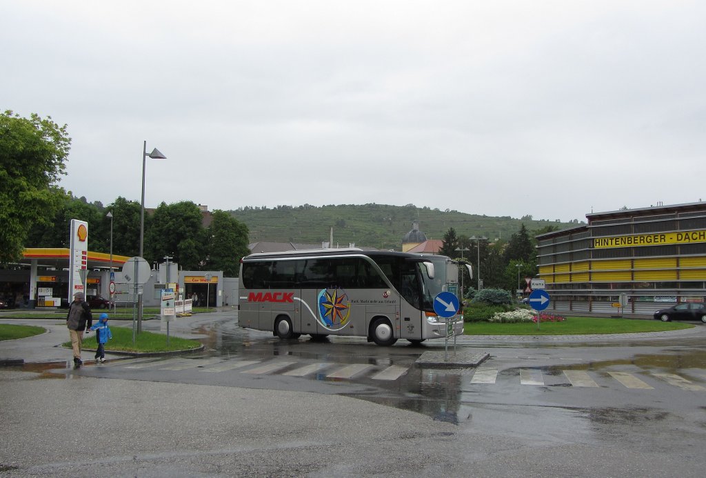 SETRA 411 HD von MACK Reisen f�hrt am 2.6.2013 in Krems an der Donau durch.