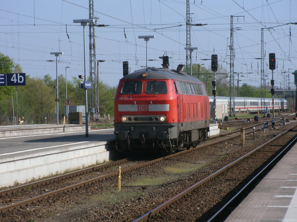Sie f�hrt wieder im Nordosten:die Gute 218 ! Am 23.April 2011 �bernahm 218 315 in Stralsund den Uex 2404 aus K�ln nach Heringsdorf.