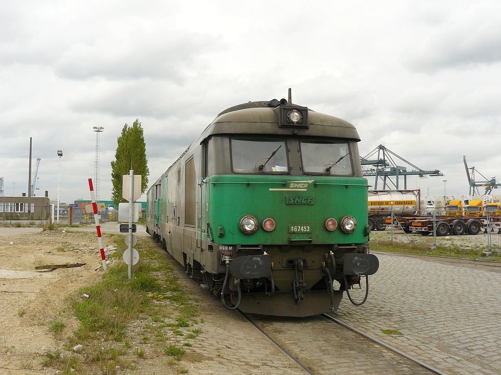 SNCF FRET dieselloks 467453 und 467544 Watergang, Hafen Antwerpen, Belgien 10-05-2013.

SNCF FRET diesellocomotieven 467453 en 467544 na rangeerwerkzaamheden met silowagens. Watergang, haven Antwerpen, Belgi 10-05-2013.