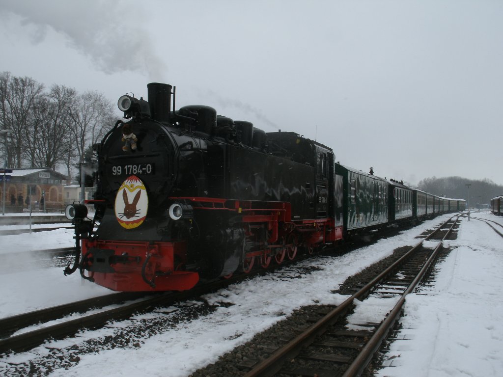 So sah der Ostersonderzug mit der 99 1784-0 am 29.M�rz 2013 geschm�ckt in Putbus aus.