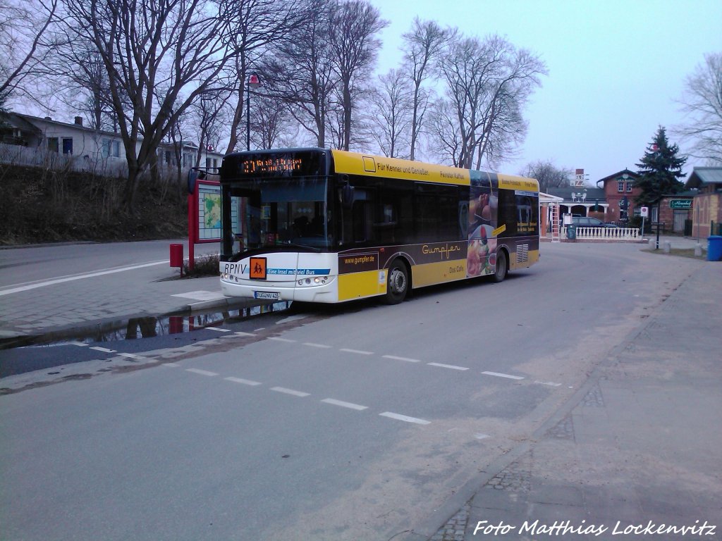 Solaris Urbino 12 steht als Linie 30 mit Ziel Gro� Stresow �ber Lauterbach an de Haltestelle Putbus, Bahnhof am 10.4.13