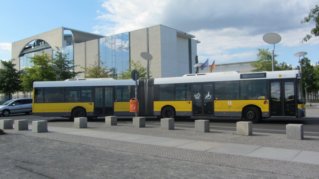 Solaris Urbino 18 Diesel Gelenksbus der Berliner Verkehrsgesellschaft (BVG) am 13.8.2012 auf der Linie M85 von Lichterfelde S�d (S) nach Hauptbahnhof/Washingtonplatz am Platz der Republik kurz vor dem Ziel. Die n�chste Haltestelle wird bald Bundeskanzleramt sein. Dieser Bus hat mit �ber einer Stunde eine sehr lange Fahrtzeit.