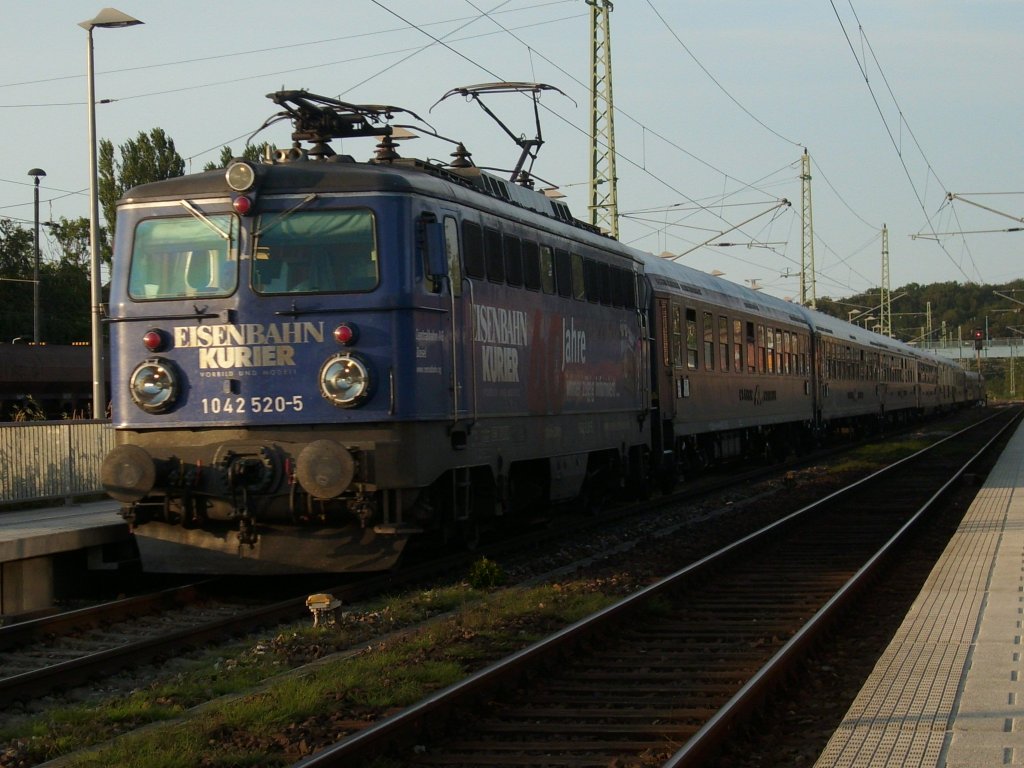 Sonderzug Binz-Berlin Spandau mit 1042 520 als Zuglok bei der Durchfahrt am 09.August 2009 in Bergen/R�gen.