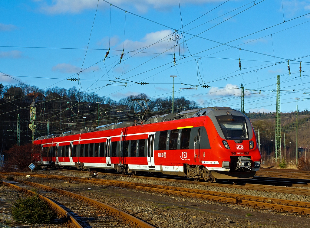 Sonntags wird nur mit einer Garnitur gefahren:
Der 442 762 / 262 ein vierteiliger Bombardier Talent 2 als RE 9 - Rhein-Sieg-Express (Aachen - Kln - Siegen) am 13.01.2013 kurz vor der Einfahrt in den Bahnhof Betzdorf/Sieg.
Noch vor dem Frost frisch gewaschen und bitzsauber kommt er daher.