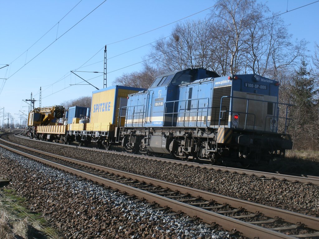 Spitzke V100-SP-006,am 03.M�rz 2013,mit einem Bauzug im gesperrten Streckengleis bei Rambin.