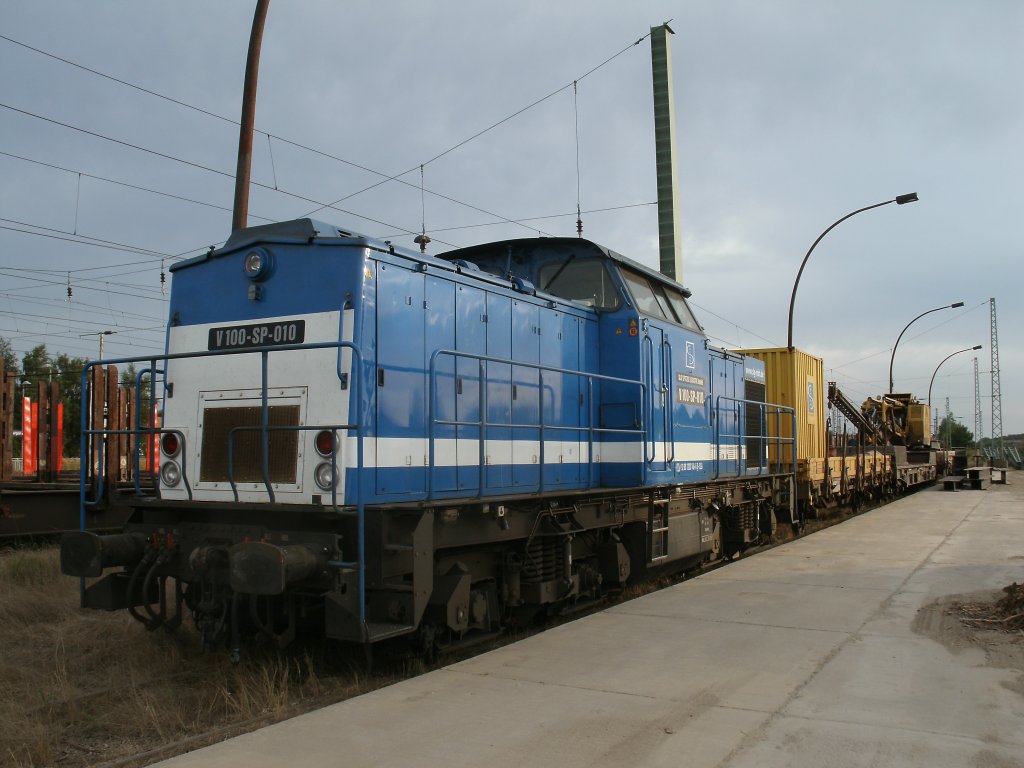 Spitzke V100-SP-010(203 146-6)mit einem Bauzug auf der Ladestrae in Bergen/Rgen am 21.August 2012.