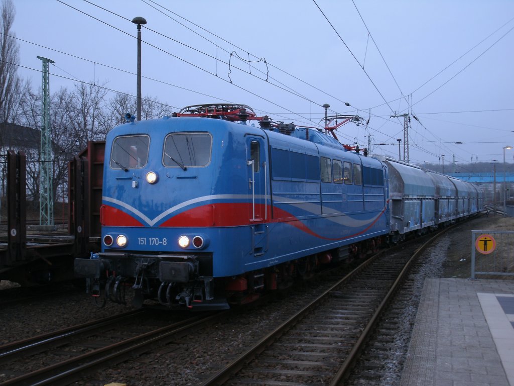 SRI 151 170-8 brachte am Abend,vom 12.April 2013,den zweiten Teil an Kreidewagen von Klementelvitz nach Bergen/R�gen wo sich der erste Teil mit dem zweiten Teil Kreidewagen vereinte und zusammen nach Peitz Ost fuhren.