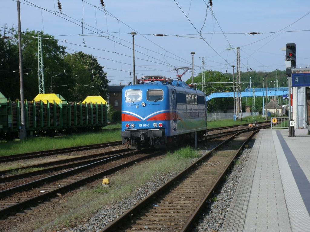 SRI 151 170-8 hatte,am 27.Mai 2013,die Kreidewagen von Klementelvitz in Bergen/R�gen abgestellt.
