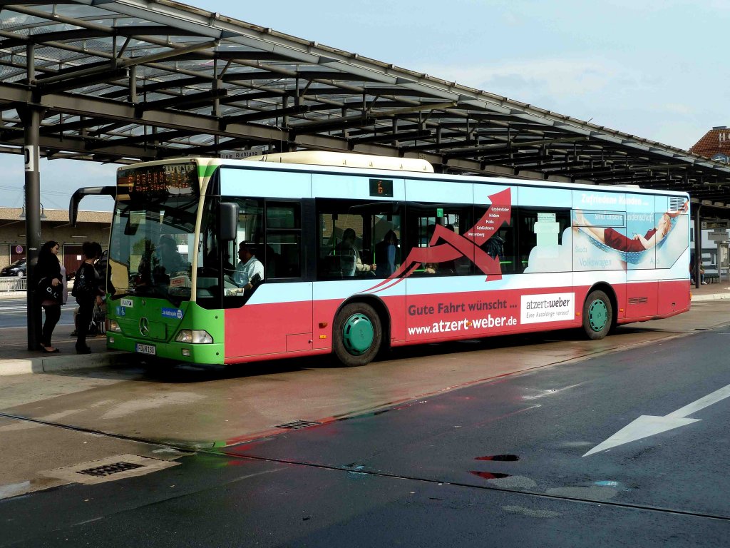 Stadtbus der �WAG AG steht am Busbahnhof in Fulda, September 2012