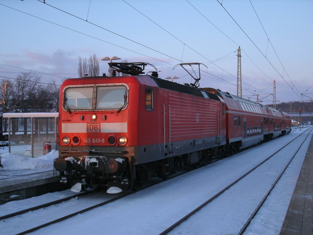 Statt 112 133-4 bespannte,am 06.Februar 2012,143 641-9 den RE 13030 von Binz nach Stralsund.Aufnahme in Bergen/R�gen.